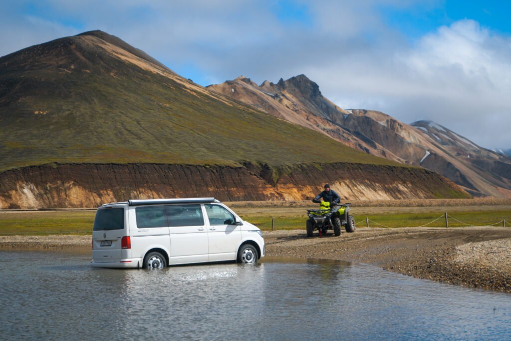 車輛在 Landmannalaugar 的河道中