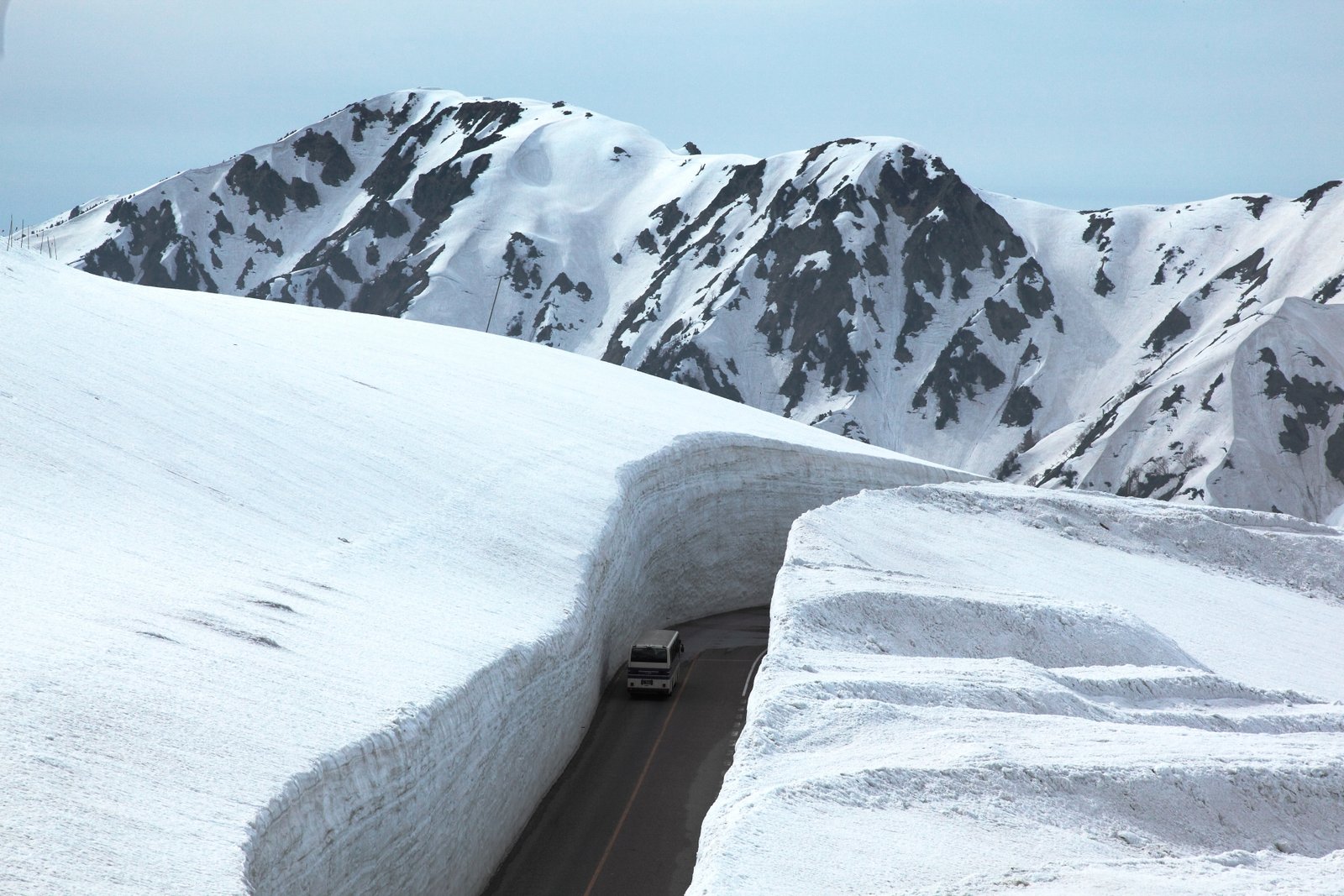 春季積雪的立山連峰
